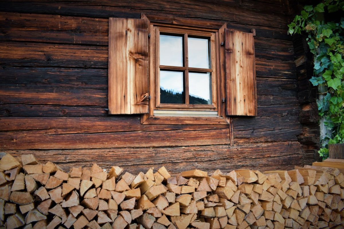 Invicta ou Godin : quel poêle à bois pour une maison durable