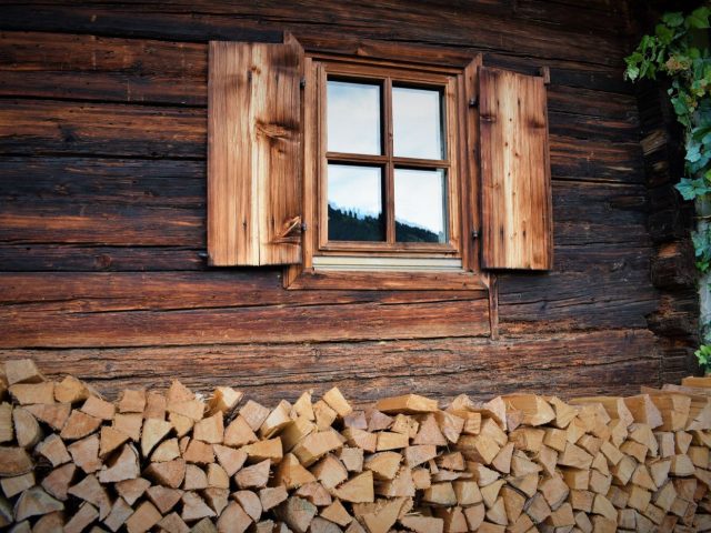 Invicta ou Godin : quel poêle à bois pour une maison durable
