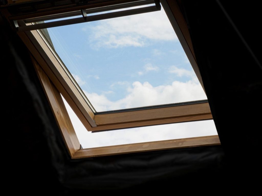 Velux ou Fakro : comparatif factuel pour fenêtre de toit