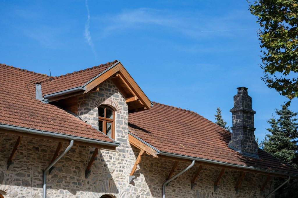 Velux ou Fakro : comparatif factuel pour fenêtre de toit
