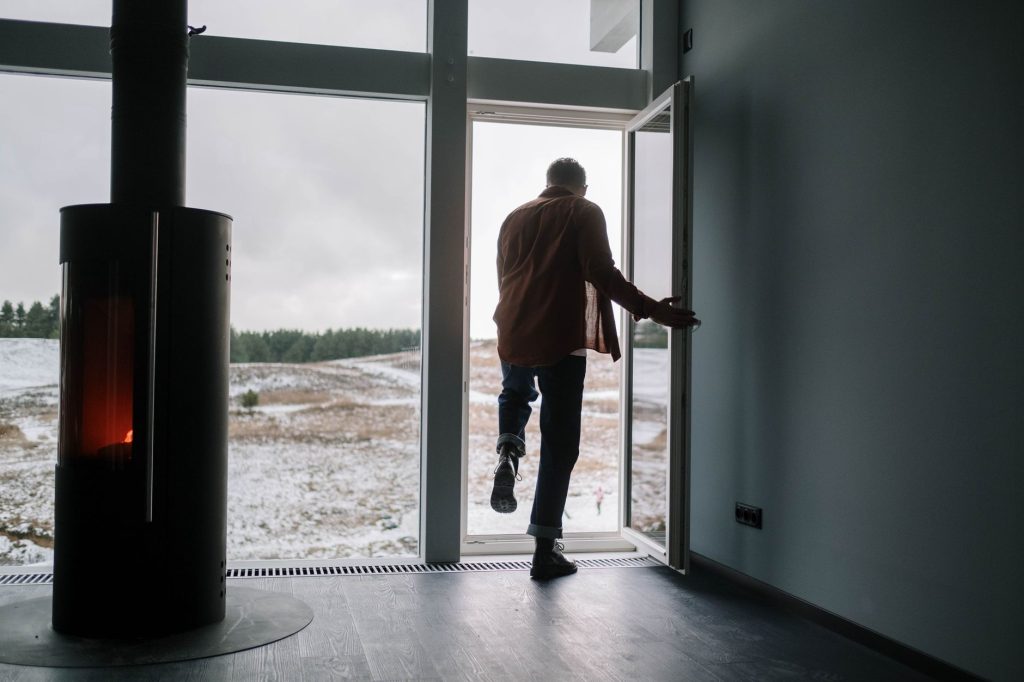Choisir un poêle à bois adapté pour une maison moyenne