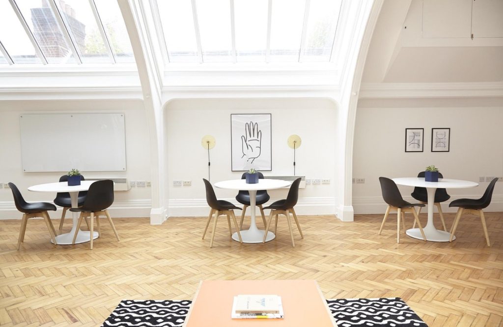 Comparatif Velux vs Fakro pour choisir une fenêtre de toit