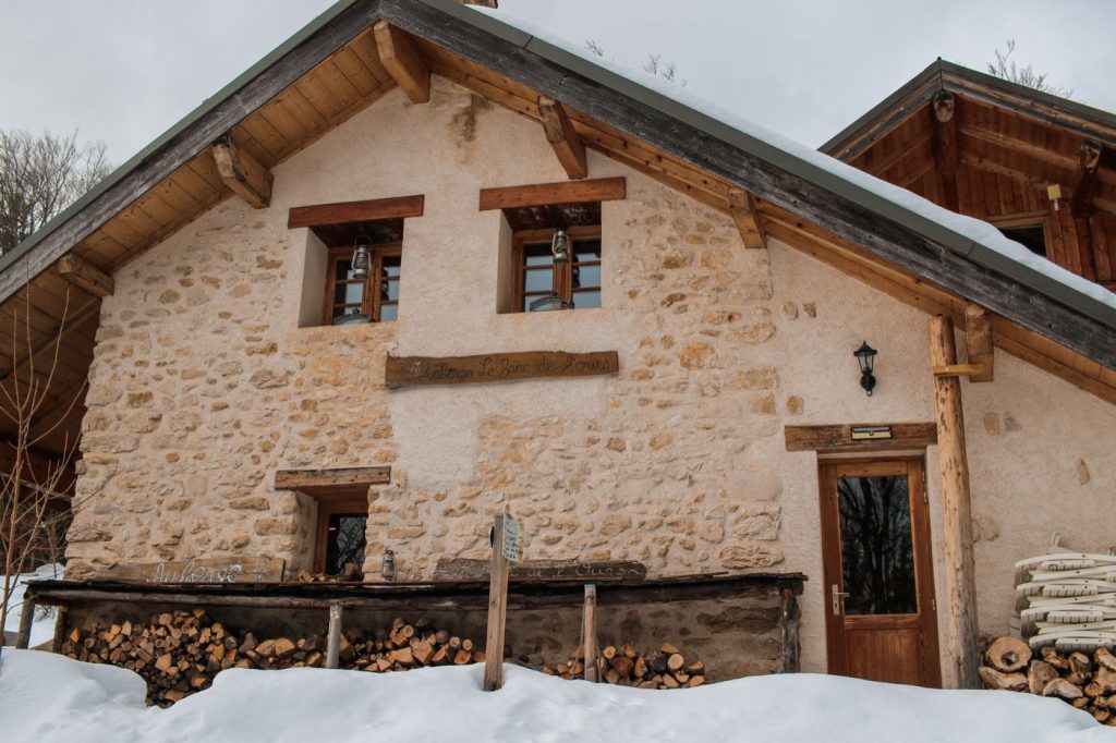 Comparatif murs ossature bois et murs en pierre pour ferme rurale