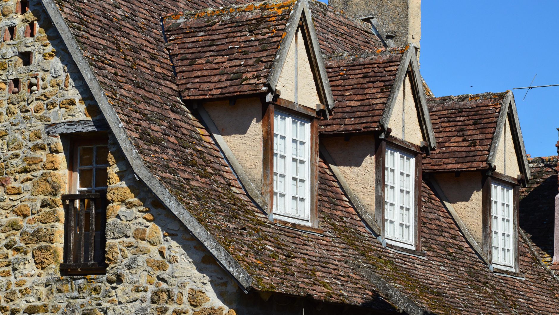 Comparatif VELUX vs FAKRO : fenêtres de toit écologie et usage